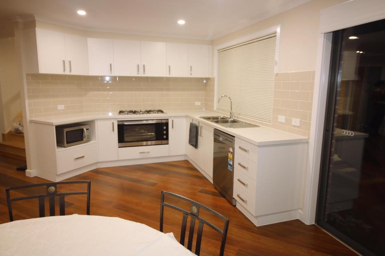 Silver House - Melbourne Airport Accommodation - 7 Minutes From Melbourne Airport Exterior photo